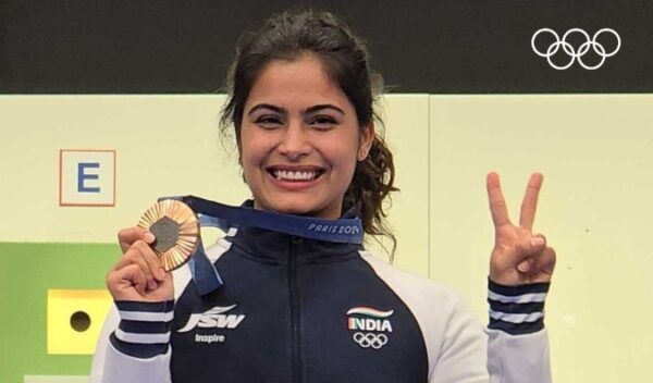 Manu Bhaker Biography in Hindi - Posing with her Bronze Medal at Paris Olympics 2024